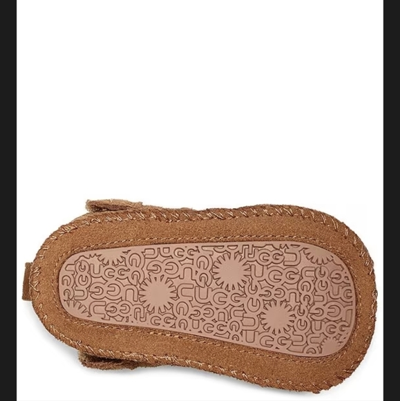 New UGGKids' Neumel and UGG Beanie Crib Shoe Gift Set (Infant) 2/3 6-12 mos. - Picture 10 of 13